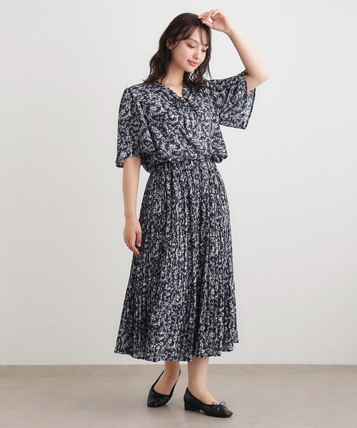 LAURA ASHLEY(ローラアシュレイ)の「【ボウタイ/同柄アイテムあり】アイロンワーク スクロール柄ブラウス(シャツ/ブラウス・レディース・アイボリー系/ネイビー系・38/40)」の9枚目の写真