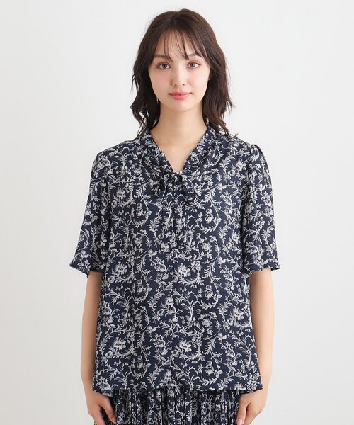 LAURA ASHLEY(ローラアシュレイ)の「【ボウタイ/同柄アイテムあり】アイロンワーク スクロール柄ブラウス(シャツ/ブラウス・レディース・アイボリー系/ネイビー系・38/40)」の11枚目の写真