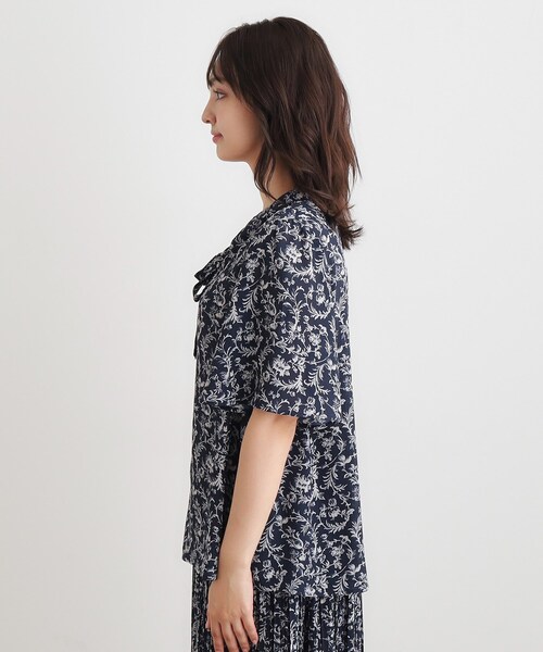 LAURA ASHLEY(ローラアシュレイ)の「【ボウタイ/同柄アイテムあり】アイロンワーク スクロール柄ブラウス(シャツ/ブラウス・レディース・アイボリー系/ネイビー系・38/40)」の12枚目の写真