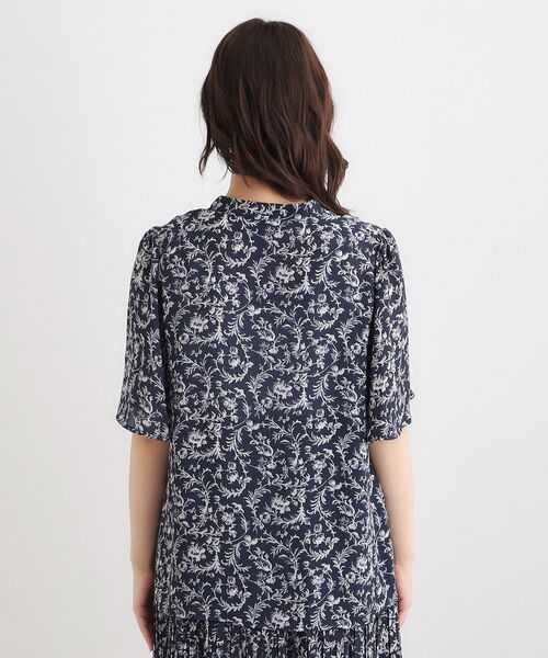 LAURA ASHLEY(ローラアシュレイ)の「【ボウタイ/同柄アイテムあり】アイロンワーク スクロール柄ブラウス(シャツ/ブラウス・レディース・アイボリー系/ネイビー系・38/40)」の13枚目の写真