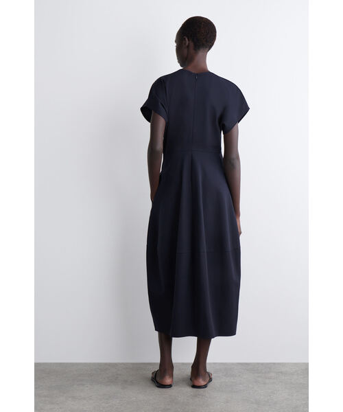 COS（コス）の「スカルプテッドコットンミディワンピース（ワンピース