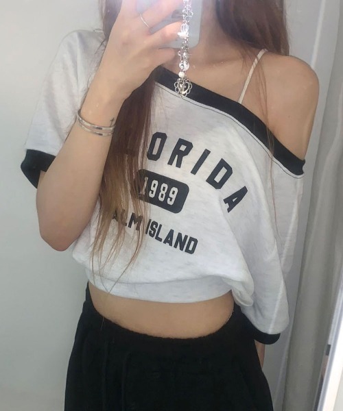 NANAHACHI（ナナハチ）の「ボートネック オフショル 半袖トレーナー（Tシャツ/カットソー・レディース・クリーム/ライトグレー/ネイビー・FREE）」の2枚目の写真