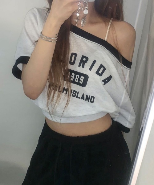 NANAHACHI（ナナハチ）の「ボートネック オフショル 半袖トレーナー（Tシャツ/カットソー・レディース・クリーム/ライトグレー/ネイビー・FREE）」の4枚目の写真