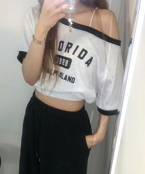 NANAHACHI（ナナハチ）の「ボートネック オフショル 半袖トレーナー（Tシャツ/カットソー・レディース・クリーム/ライトグレー/ネイビー・FREE）」の6枚目の写真