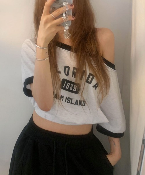 NANAHACHI（ナナハチ）の「ボートネック オフショル 半袖トレーナー（Tシャツ/カットソー・レディース・クリーム/ライトグレー/ネイビー・FREE）」の15枚目の写真