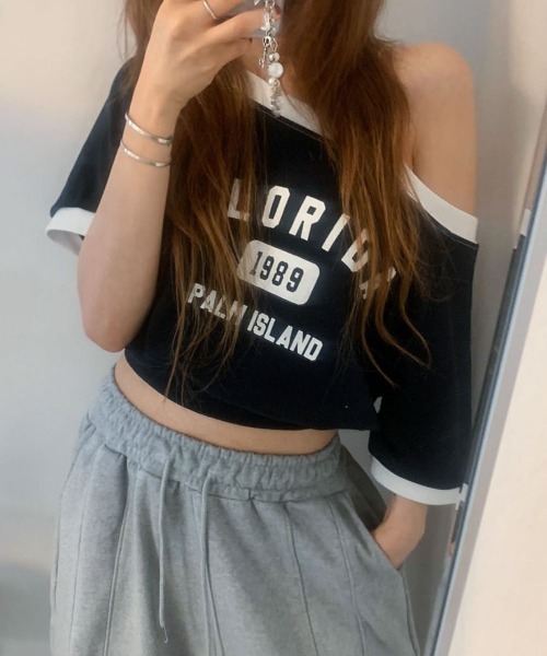 NANAHACHI（ナナハチ）の「ボートネック オフショル 半袖トレーナー（Tシャツ/カットソー・レディース・クリーム/ライトグレー/ネイビー・FREE）」の10枚目の写真