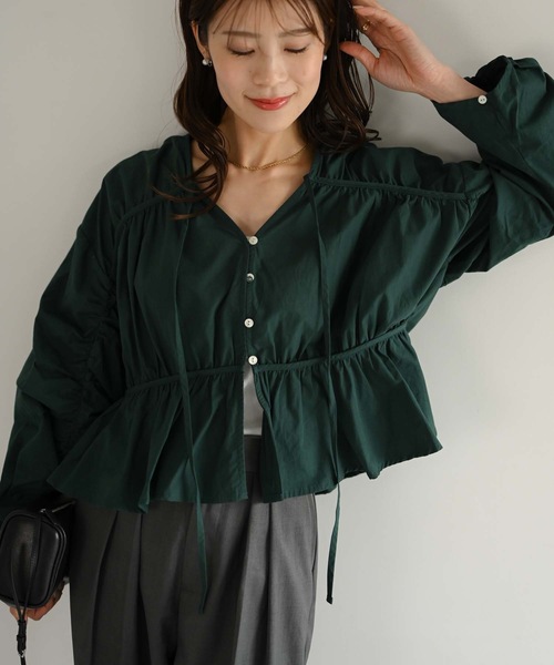 Muffiny(マフィニー)の「フロントリボンギャザーブラウス(シャツ/ブラウス・レディース・オフホワイト/ダークグリーン・FREE)」の1枚目の写真