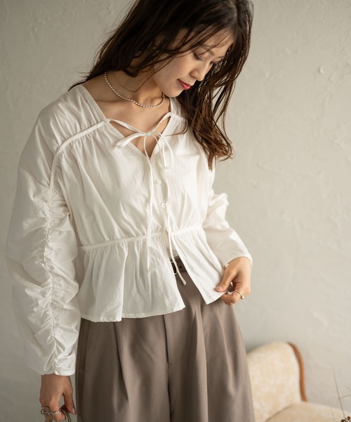 Muffiny(マフィニー)の「フロントリボンギャザーブラウス(シャツ/ブラウス・レディース・オフホワイト/ダークグリーン・FREE)」の19枚目の写真