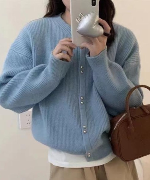 cammie(キャミー)の「ダブルパールライクボタンリブニットカーディガン(カーディガン/ボレロ・レディース・グリーン/ブラック/オフホワイト/ピンク/サックスブルー/ラベンダー・F)」の4枚目の写真