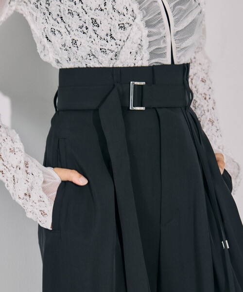 UNITED TOKYO（ユナイテッドトウキョウ）の「【残りわずか！】ストリングクロスタックワイドパンツ｜ウォッシャブル/防シワ/セットアップ/オフィスカジュアル/オケージョン/春服（スラックス・レディース・カーキ/ブラック・2/1）」の21枚目の写真