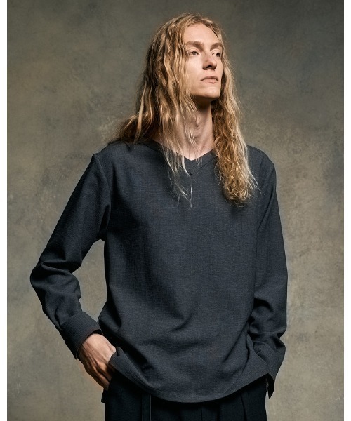 wjk(ダヴルジェイケイ)の「boat V-neck pullover shirt(シャツ/ブラウス・メンズ・ブラック/チャコールグレー/ナチュラル・SMALL/MEDIUM/LARGE/X-LARGE)」の2枚目の写真