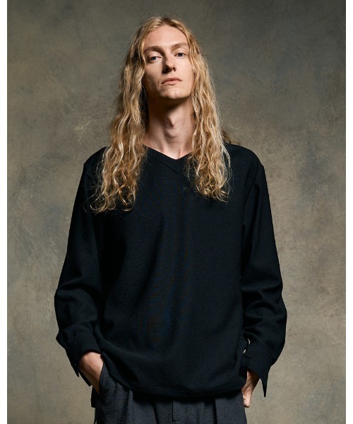wjk(ダヴルジェイケイ)の「boat V-neck pullover shirt(シャツ/ブラウス・メンズ・ブラック/チャコールグレー/ナチュラル・SMALL/MEDIUM/LARGE/X-LARGE)」の1枚目の写真