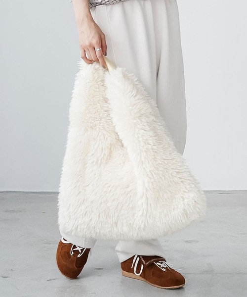 mili an deni（ミリアンデニ）の「エコファーワンハンドルバッグ（ショルダーバッグ・レディース・ブラック/ブルー/オフホワイト/ピンク/イエロー・F）」の2枚目の写真