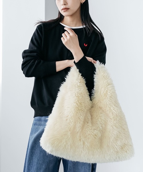 mili an deni（ミリアンデニ）の「エコファーワンハンドルバッグ（ショルダーバッグ・レディース・ブラック/ブルー/オフホワイト/ピンク/イエロー・F）」の4枚目の写真