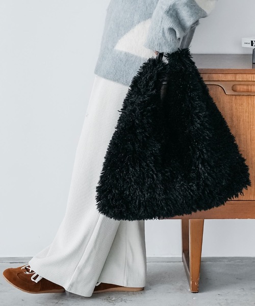 mili an deni（ミリアンデニ）の「エコファーワンハンドルバッグ（ショルダーバッグ・レディース・ブラック/ブルー/オフホワイト/ピンク/イエロー・F）」の3枚目の写真