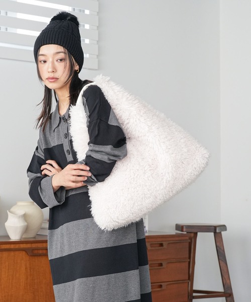 mili an deni（ミリアンデニ）の「エコファーワンハンドルバッグ（ショルダーバッグ・レディース・ブラック/ブルー/オフホワイト/ピンク/イエロー・F）」の7枚目の写真