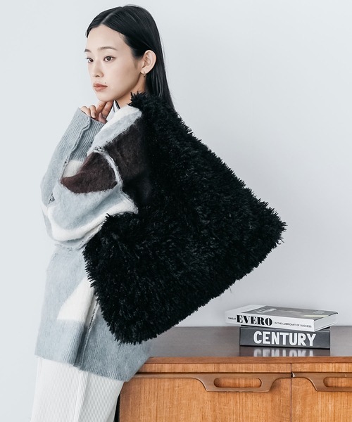 mili an deni（ミリアンデニ）の「エコファーワンハンドルバッグ（ショルダーバッグ・レディース・ブラック/ブルー/オフホワイト/ピンク/イエロー・F）」の10枚目の写真