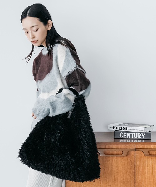 mili an deni（ミリアンデニ）の「エコファーワンハンドルバッグ（ショルダーバッグ・レディース・ブラック/ブルー/オフホワイト/ピンク/イエロー・F）」の11枚目の写真