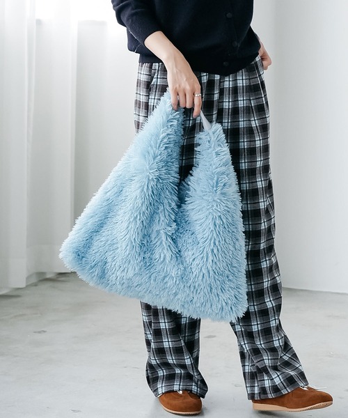 mili an deni（ミリアンデニ）の「エコファーワンハンドルバッグ（ショルダーバッグ・レディース・ブラック/ブルー/オフホワイト/ピンク/イエロー・F）」の13枚目の写真