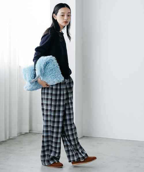 mili an deni（ミリアンデニ）の「エコファーワンハンドルバッグ（ショルダーバッグ・レディース・ブラック/ブルー/オフホワイト/ピンク/イエロー・F）」の15枚目の写真