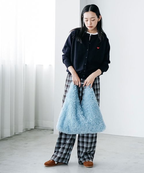 mili an deni（ミリアンデニ）の「エコファーワンハンドルバッグ（ショルダーバッグ・レディース・ブラック/ブルー/オフホワイト/ピンク/イエロー・F）」の16枚目の写真