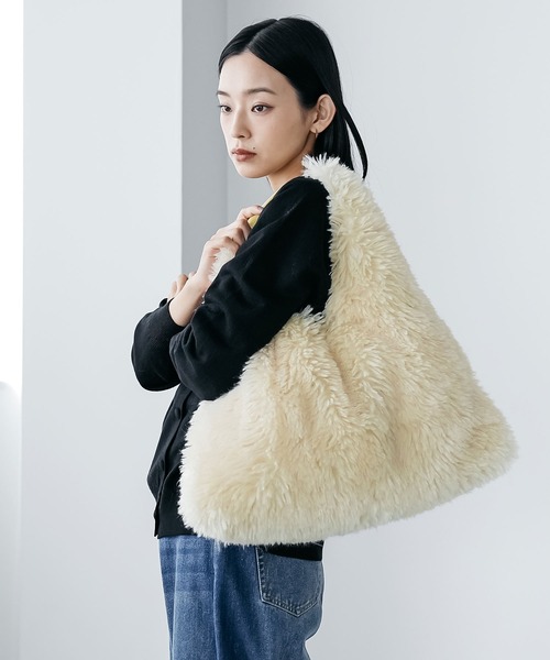 mili an deni（ミリアンデニ）の「エコファーワンハンドルバッグ（ショルダーバッグ・レディース・ブラック/ブルー/オフホワイト/ピンク/イエロー・F）」の18枚目の写真