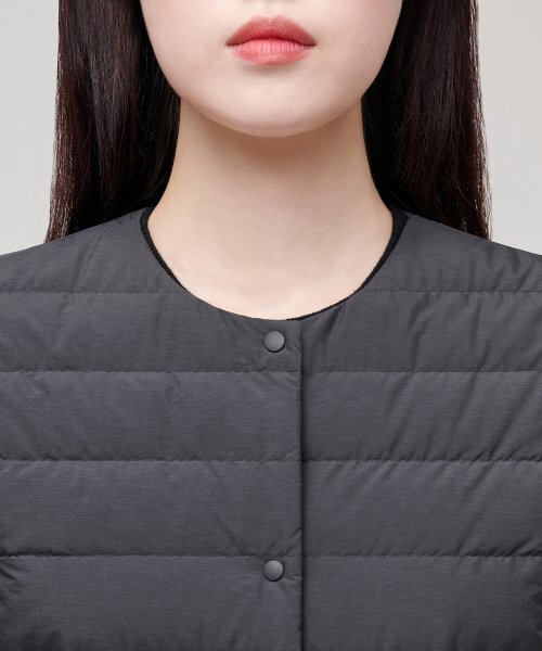 MUSINSA STANDARD WOMAN（ムシンサスタンダードウーマン）の「レディーストランスフォームラウンドネックライトダウンジャケット[チャコールグレー]（その他アウター・レディース・その他・LARGE/X-SMALL/SMALL/MEDIUM）」の6枚目の写真