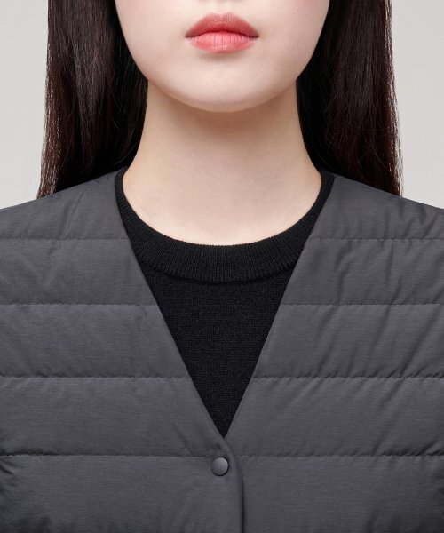 MUSINSA STANDARD WOMAN（ムシンサスタンダードウーマン）の「レディーストランスフォームラウンドネックライトダウンジャケット[チャコールグレー]（その他アウター・レディース・その他・LARGE/X-SMALL/SMALL/MEDIUM）」の7枚目の写真