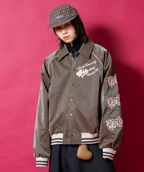 a.p.o.v.(エーピーオービー)の「a.p.o.v. フェルトダイス&ビッグナンバリング刺繍オーバーサイズ合成皮革スタジャン(ブルゾン・メンズ・アイボリー/ブラウン・ONESIZE)」の2枚目の写真