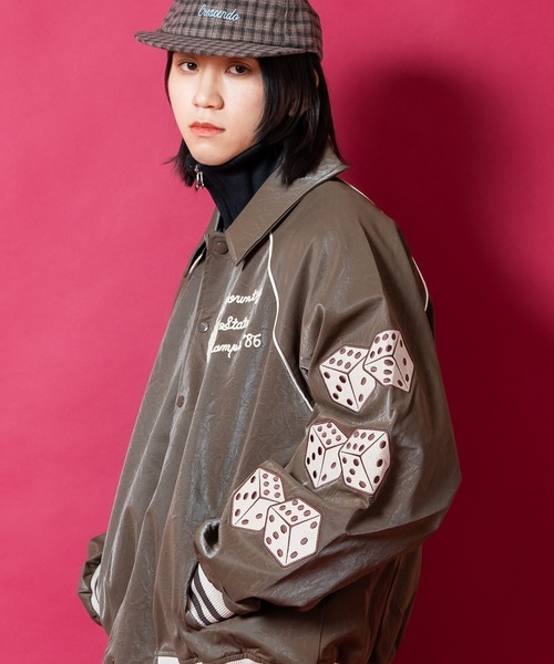 a.p.o.v.(エーピーオービー)の「a.p.o.v. フェルトダイス&ビッグナンバリング刺繍オーバーサイズ合成皮革スタジャン(ブルゾン・メンズ・アイボリー/ブラウン・ONESIZE)」の6枚目の写真