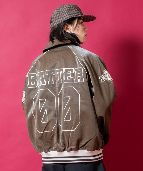 a.p.o.v.(エーピーオービー)の「a.p.o.v. フェルトダイス&ビッグナンバリング刺繍オーバーサイズ合成皮革スタジャン(ブルゾン・メンズ・アイボリー/ブラウン・ONESIZE)」の7枚目の写真