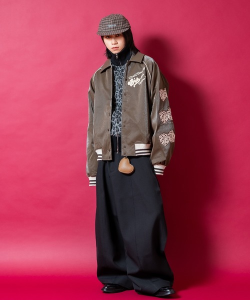 a.p.o.v.(エーピーオービー)の「a.p.o.v. フェルトダイス&ビッグナンバリング刺繍オーバーサイズ合成皮革スタジャン(ブルゾン・メンズ・アイボリー/ブラウン・ONESIZE)」の8枚目の写真