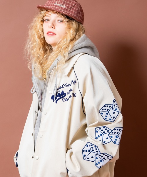 a.p.o.v.(エーピーオービー)の「a.p.o.v. フェルトダイス&ビッグナンバリング刺繍オーバーサイズ合成皮革スタジャン(ブルゾン・メンズ・アイボリー/ブラウン・ONESIZE)」の10枚目の写真