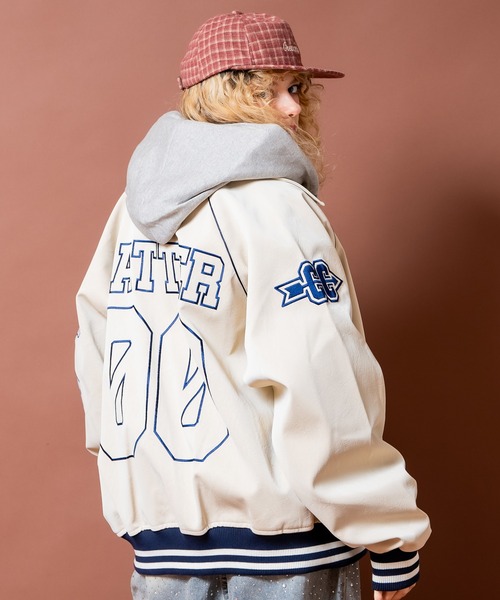 a.p.o.v.(エーピーオービー)の「a.p.o.v. フェルトダイス&ビッグナンバリング刺繍オーバーサイズ合成皮革スタジャン(ブルゾン・メンズ・アイボリー/ブラウン・ONESIZE)」の11枚目の写真