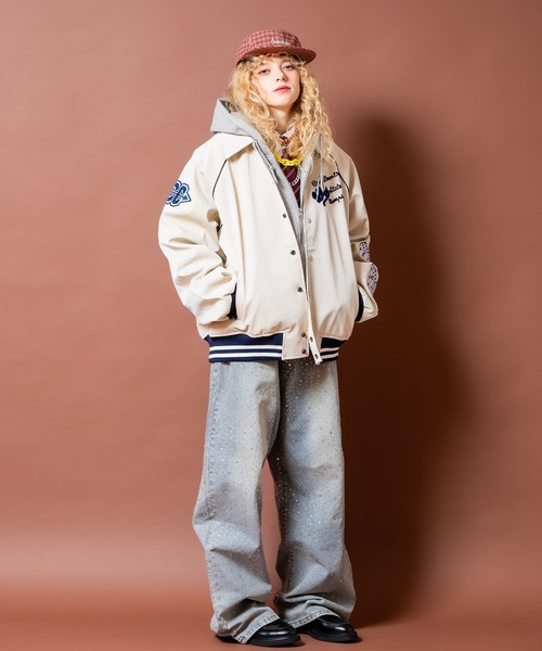a.p.o.v.(エーピーオービー)の「a.p.o.v. フェルトダイス&ビッグナンバリング刺繍オーバーサイズ合成皮革スタジャン(ブルゾン・メンズ・アイボリー/ブラウン・ONESIZE)」の12枚目の写真