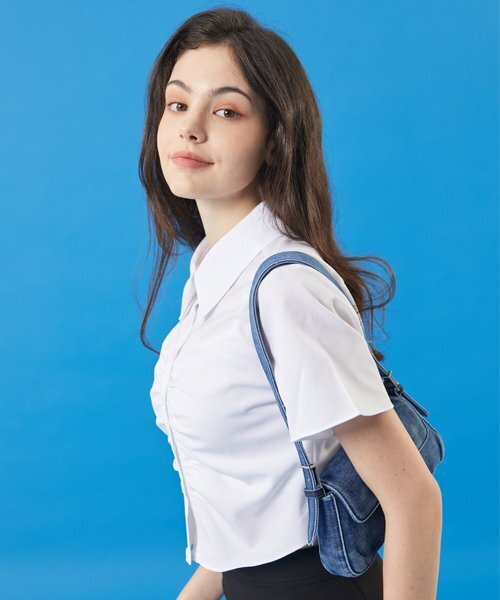 KOLEAT（コレット）の「レディース シャーリングクロップ半袖シャツ [ホワイト]（シャツ/ブラウス・レディース・その他・FREE）」の4枚目の写真