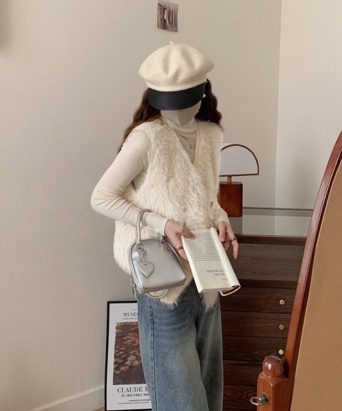 Miniministore(ミニミニストア)の「ふわふわファーベストVネックニットベスト(ベスト・レディース・ベージュ/アイボリー/ダークグレー/ホワイト・FREE)」の6枚目の写真
