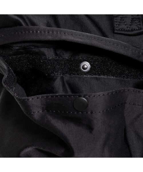 KANEITEI（カネイテイ）の「ROME HELMET BAG M (BLACK) / RECYCLED（メッセンジャーバッグ・レディース・ブラック・FREE）」の8枚目の写真