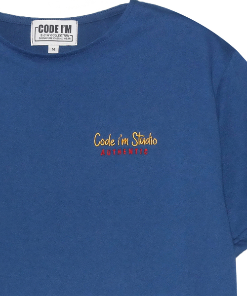 CODE I'M(コードアイエム)の「20番手シングルアセンティックロゴ刺繍レギュラーフィットボートネック男女共用半袖Tシャツブルー(Tシャツ/カットソー・メンズ・その他・MEDIUM/LARGE/X-LARGE)」の2枚目の写真