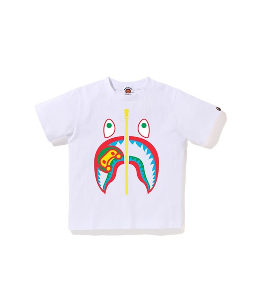 A BATHING APE(アベイシングエイプ)の「COLORS MILO SHARK TEE(Tシャツ/カットソー・キッズ・ホワイト×ネイビー/ブラック×ブルー/ホワイト×レッド/ホワイト×グリーン/ブラック×グリーン/ブラック×レッド・140/110/100/90/120/130)」の1枚目の写真