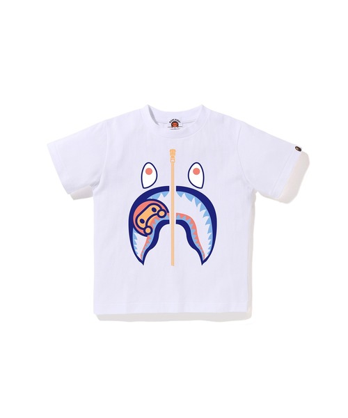A BATHING APE(アベイシングエイプ)の「COLORS MILO SHARK TEE(Tシャツ/カットソー・キッズ・ホワイト×ネイビー/ブラック×ブルー/ホワイト×レッド/ホワイト×グリーン/ブラック×グリーン/ブラック×レッド・140/110/100/90/120/130)」の4枚目の写真