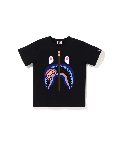 A BATHING APE(アベイシングエイプ)の「COLORS MILO SHARK TEE(Tシャツ/カットソー・キッズ・ホワイト×ネイビー/ブラック×ブルー/ホワイト×レッド/ホワイト×グリーン/ブラック×グリーン/ブラック×レッド・140/110/100/90/120/130)」の5枚目の写真