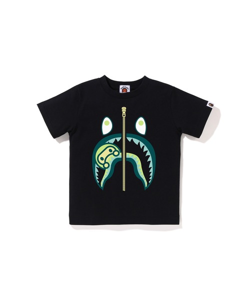 A BATHING APE(アベイシングエイプ)の「COLORS MILO SHARK TEE(Tシャツ/カットソー・キッズ・ホワイト×ネイビー/ブラック×ブルー/ホワイト×レッド/ホワイト×グリーン/ブラック×グリーン/ブラック×レッド・140/110/100/90/120/130)」の6枚目の写真