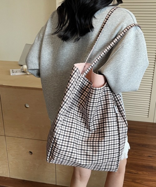 pyornim(ピョルニム)の「【リバーシブル】【A4サイズ対応】レタリングロゴ チェック柄 キャンパス ビッグ トートバッグ(トートバッグ・レディース・レッド/ピンク/グリーン/ネイビー/グレー/ブルー・F)」の18枚目の写真