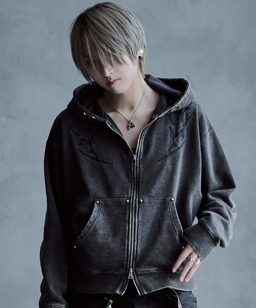 SILVER BULLET(シルバーバレット)の「『SILVER BULLET SELECT AP/シルバーバレットセレクト』トライバル刺繍ZIPパーカー(パーカー・メンズ・ピンク/チャコール・L/M)」の3枚目の写真