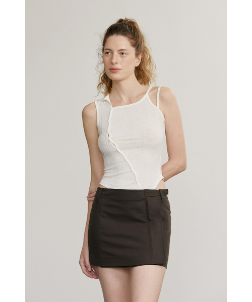 AFTERHOURS(アフターアワーズ)の「ASYMMETRIC NECKLINE SLEEVELESS TOP (CREAM)(Tシャツ/カットソー・レディース・その他・FREE)」の3枚目の写真