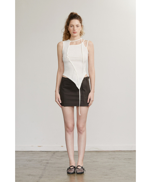 AFTERHOURS(アフターアワーズ)の「ASYMMETRIC NECKLINE SLEEVELESS TOP (CREAM)(Tシャツ/カットソー・レディース・その他・FREE)」の4枚目の写真