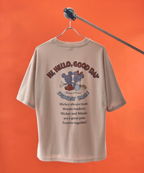 Disney(ディズニー)の「【Disney】ミッキー&ミニー プリントTシャツ 吸汗速乾/イージーケア COOLMAX 6277-6804 MNY(Tシャツ/カットソー・メンズ・ベージュ/ブラック・L/2L/M)」の2枚目の写真