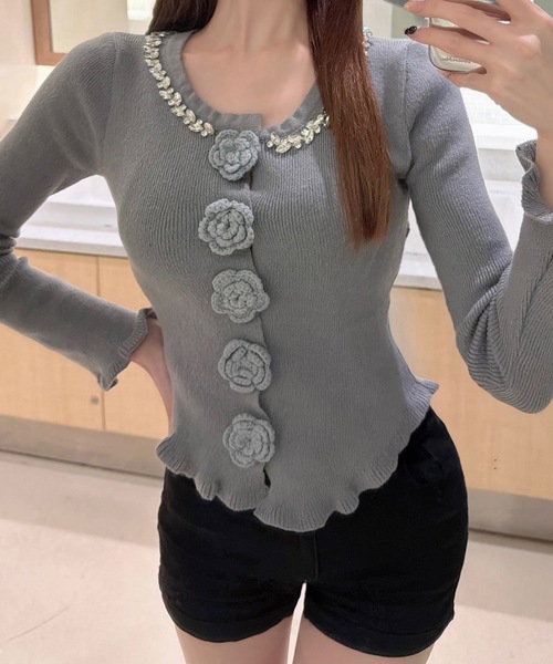 ALLuRing ChaRm(アリュリングチャーム)の「【ALLuRing ChaRm × r10u_un】 Neck Beaded Flower Cardigan / ネックビシューフラワーカーディガン(カーディガン/ボレロ・レディース・グレー/ブラック・FREE)」の2枚目の写真