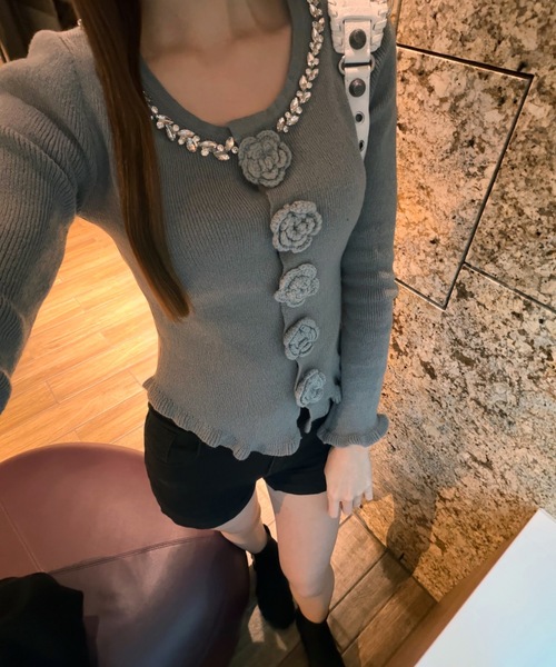 ALLuRing ChaRm(アリュリングチャーム)の「【ALLuRing ChaRm × r10u_un】 Neck Beaded Flower Cardigan / ネックビシューフラワーカーディガン(カーディガン/ボレロ・レディース・グレー/ブラック・FREE)」の9枚目の写真